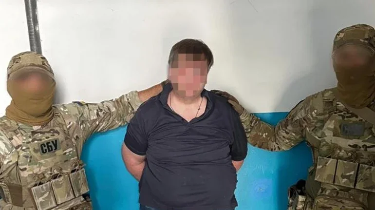Задержанный агент ФСБ Станислав Дяминов под охраной СБУ