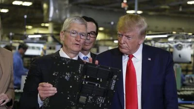 Тім Кук демонструє мікросхему Дональду Трампу на заводі Broadcom у США