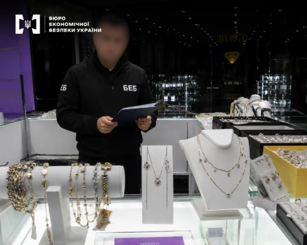 Офицер БЭБ в магазине аксессуаров во время расследования уклонения от уплаты налогов