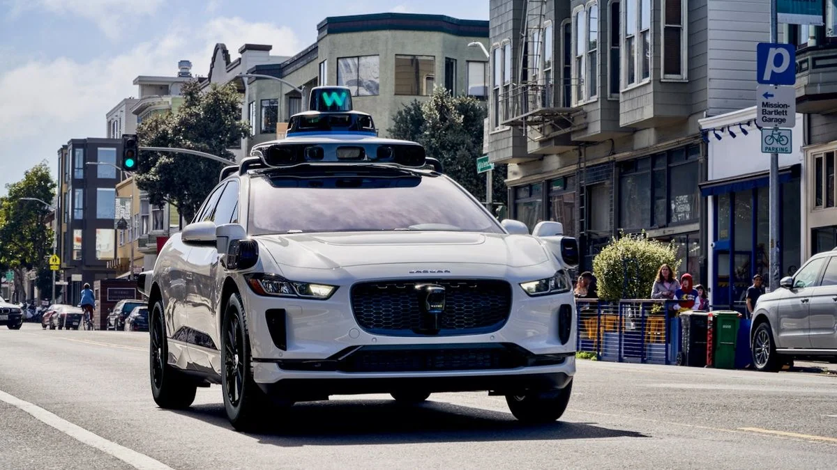 Безпілотний автомобіль Waymo на вулицях міста під час комерційних рейсів