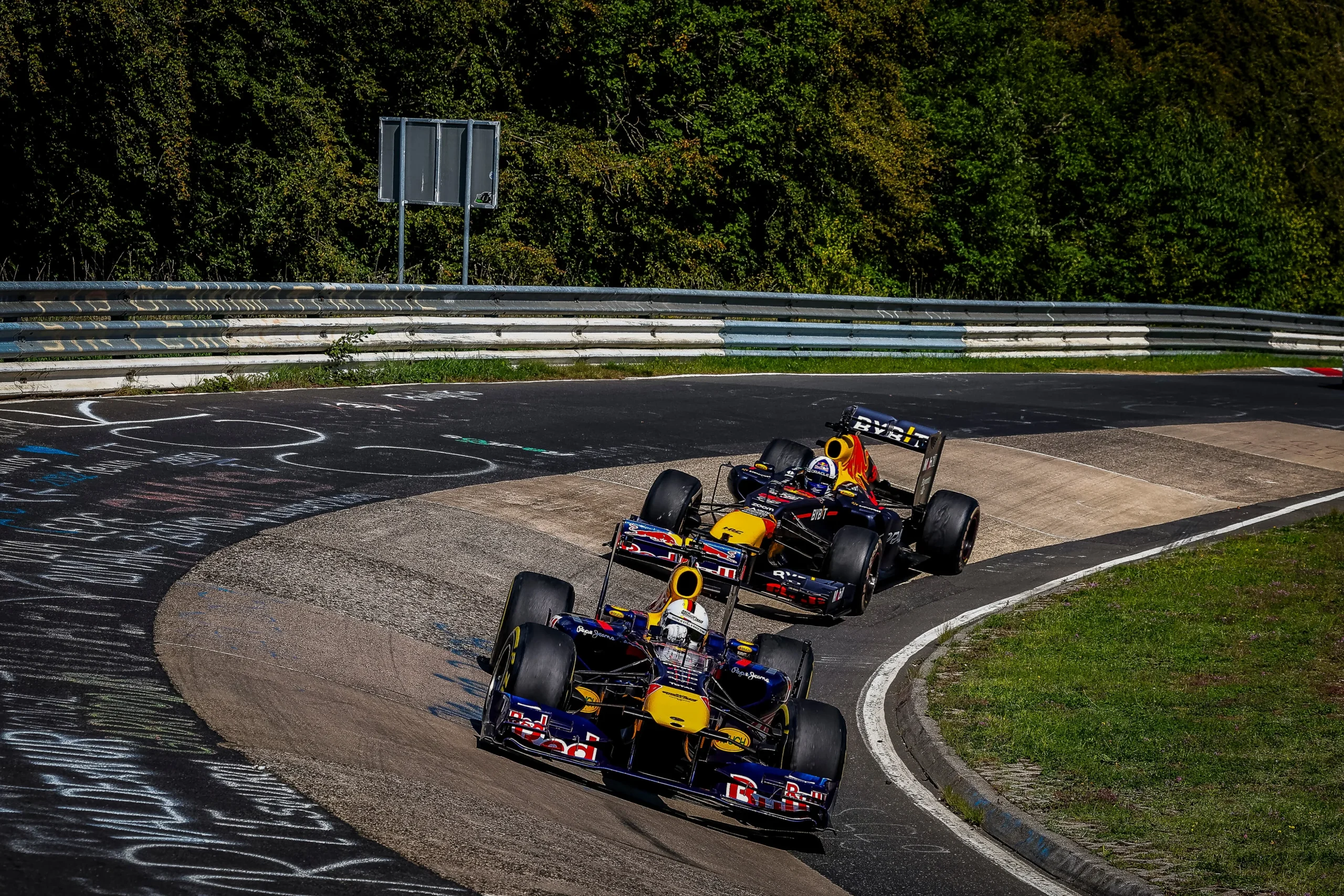 Гонка ШІ: боліди Red Bull змагаються за лідерство на повороті траси