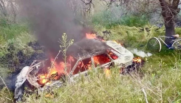 Палаючий автомобіль енергетиків після удару дрона на Харківщині