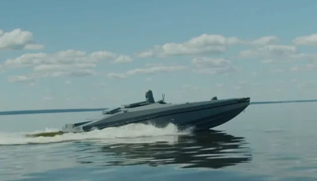 Український морський дрон мчить морем під час атаки на російські судна