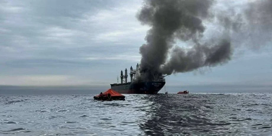 Пылающий танкер после ракетной атаки Ирана в Ормузском проливе
