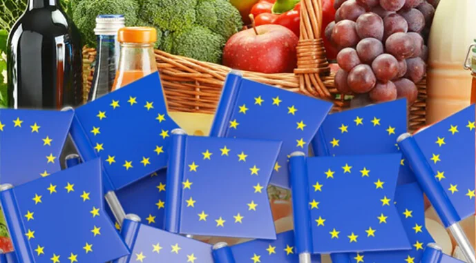Прапори ЄС серед фруктів та продуктів на українській полиці