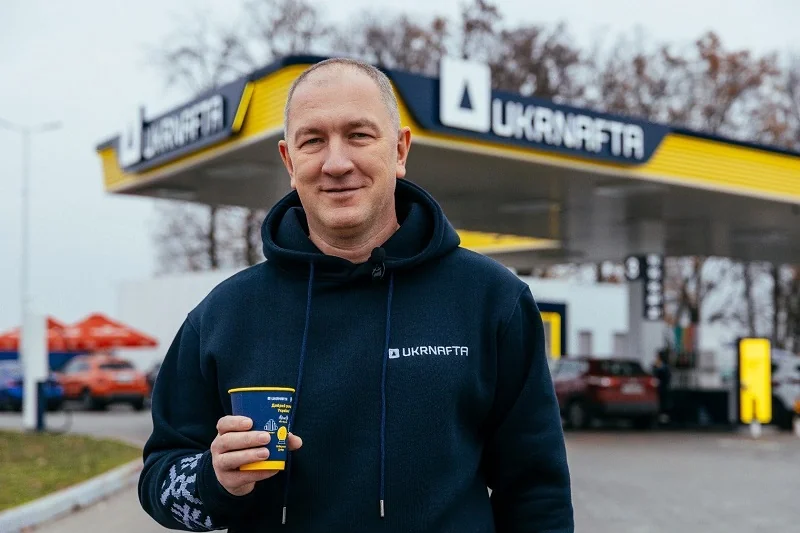 Юрий Ткачук возле АЗС Укрнафта в фирменной одежде