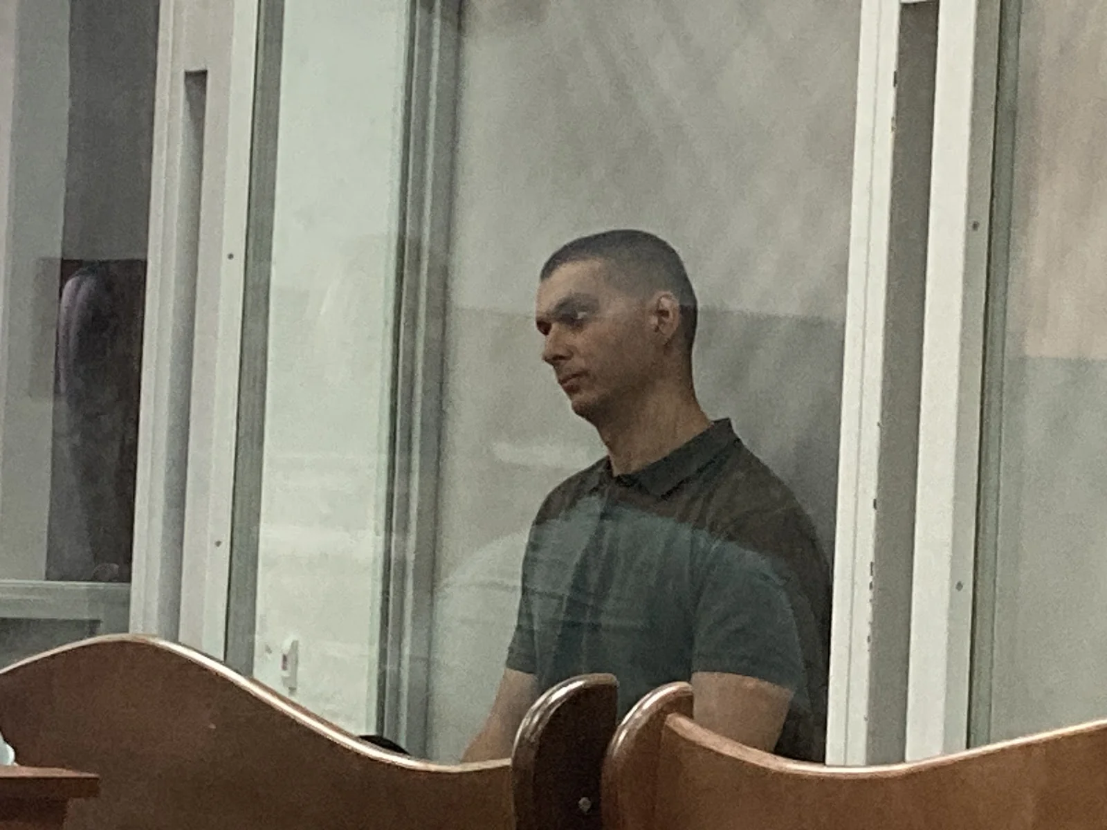 Обвиняемый по делу крымских авиаторов в зале суда за стеклом