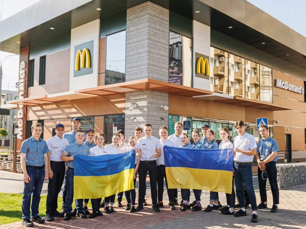 Коллектив McDonalds Украина с флагами перед рестораном сети