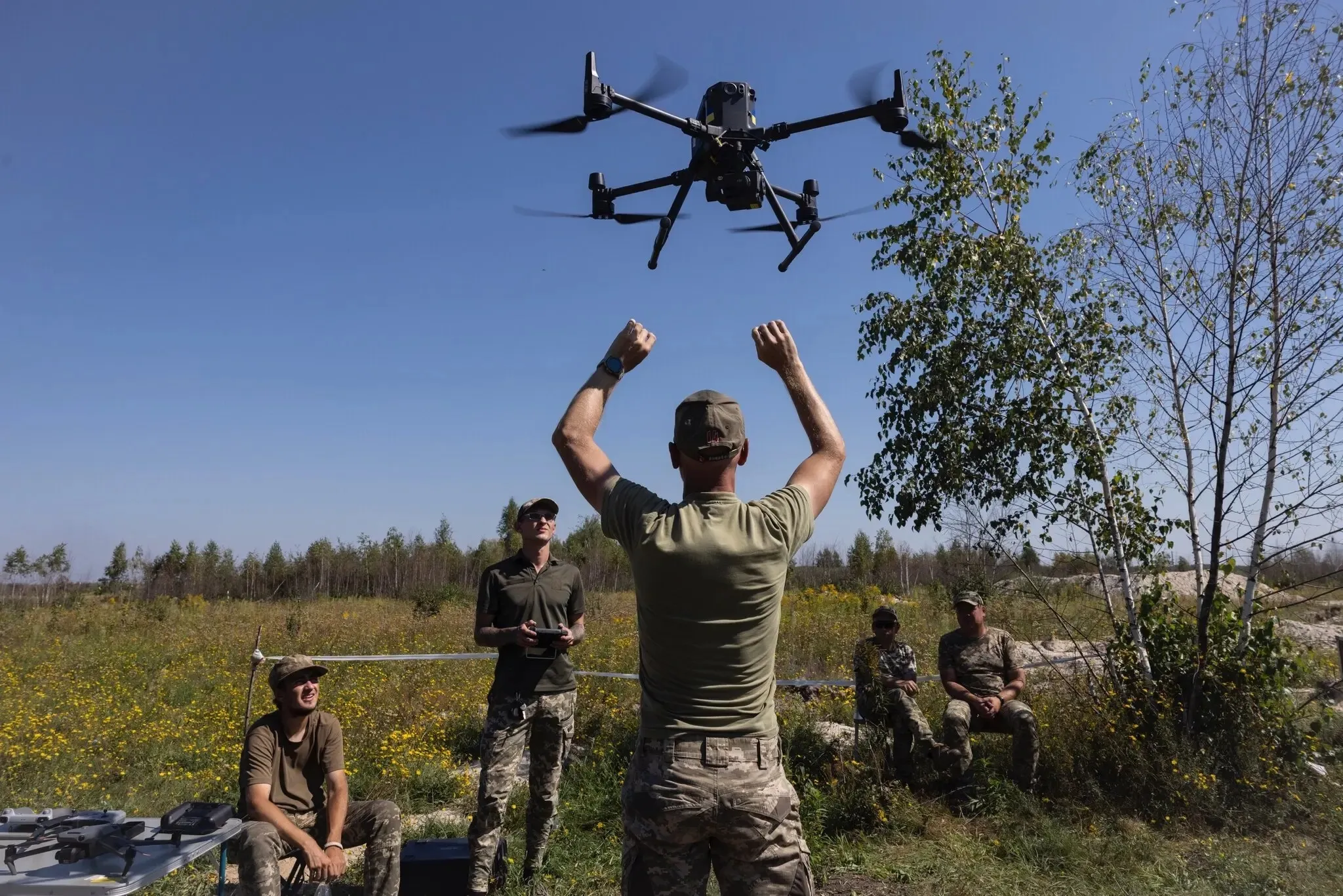 Военные тестируют дрон на открытом поле в рамках милтеха