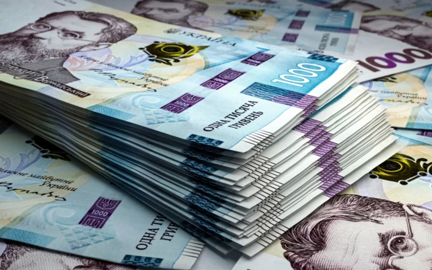 Стопки банкнот по 1000 гривен как символ расходов бюджета 2,23 трлн грн