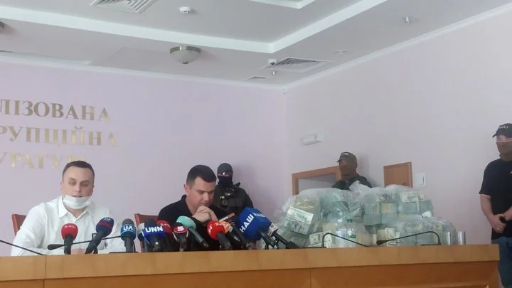 Пресс-конференция САП с изъятыми средствами по делу о легализации 2 млн долларов экс-таможенником
