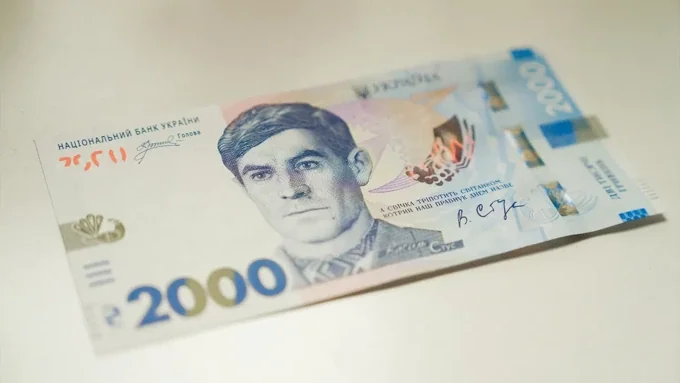 Банкнота 2000 гривень НБУ з портретом Василя Стуса та оновленим шрифтом