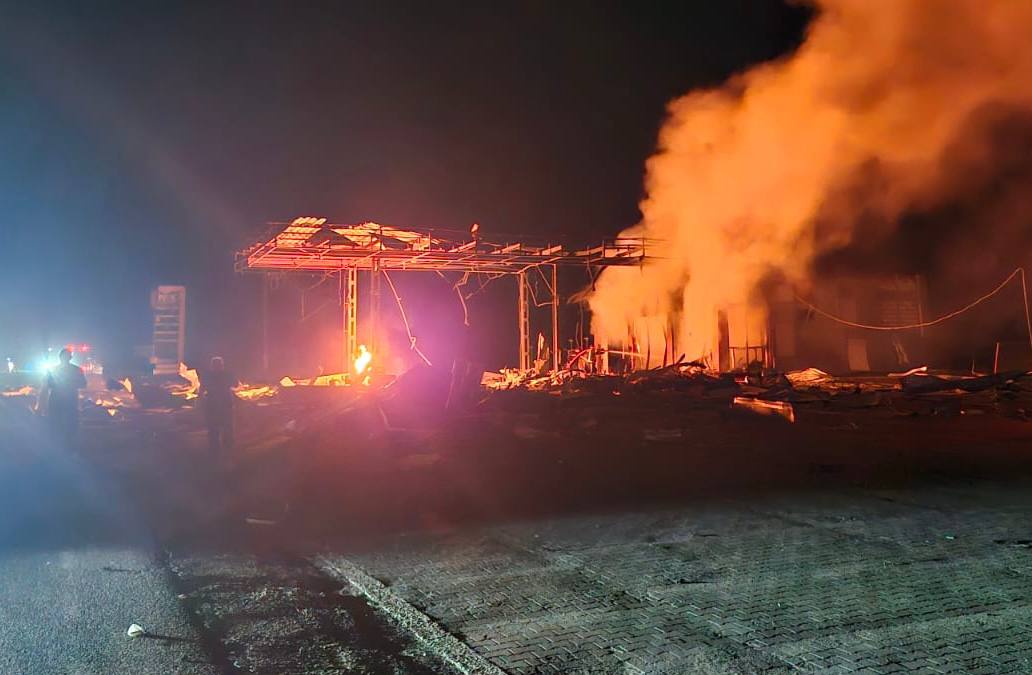 Пожежа на пошкодженій АЗС в Одеській області після нічної атаки РФ