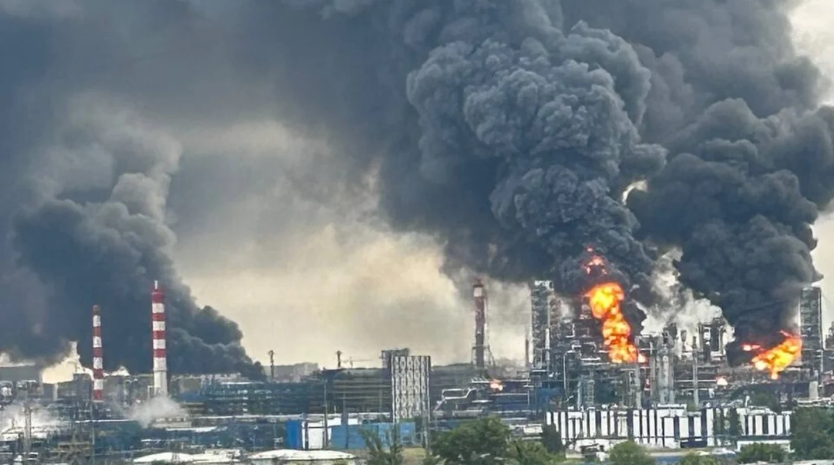Омський НПЗ у густому диму та полумї після удару дрона