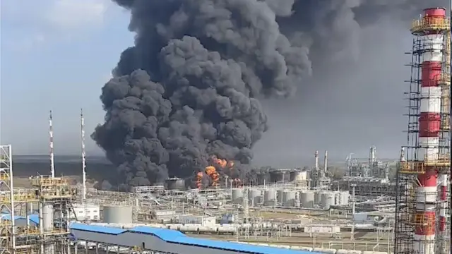 Пожежа з чорним димом на НПЗ Газпром нефтехим Салават у Башкортостані