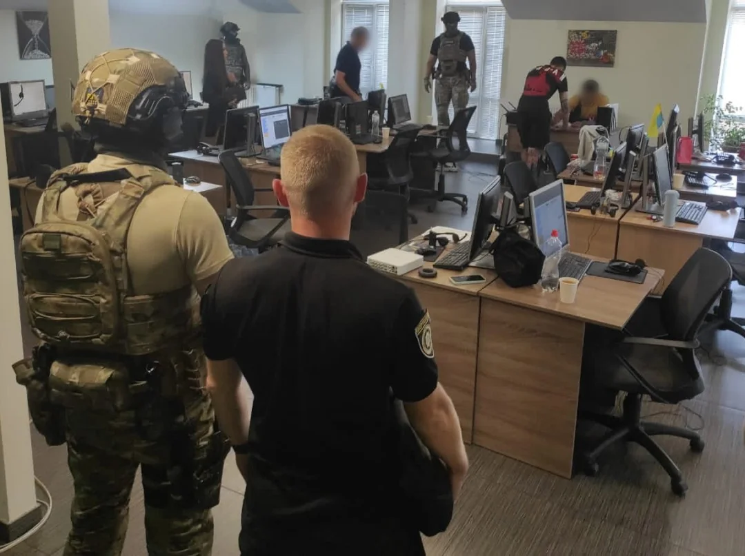 Правоохоронці в офісі шахрайського кол-центру під час масштабної операції