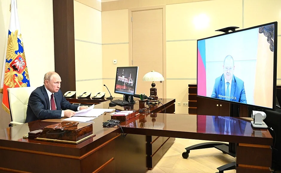 Путін на відеоконференції з олігархом Мельниченком у робочому кабінеті