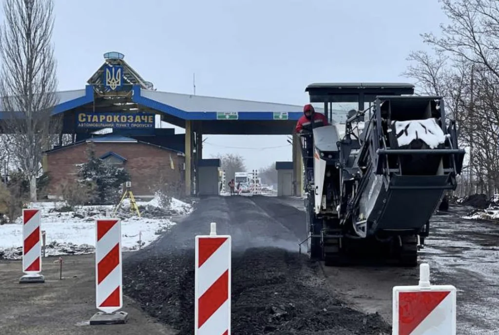 Ремонт асфальту на пункті пропуску Старокозаче на кордоні з Молдовою