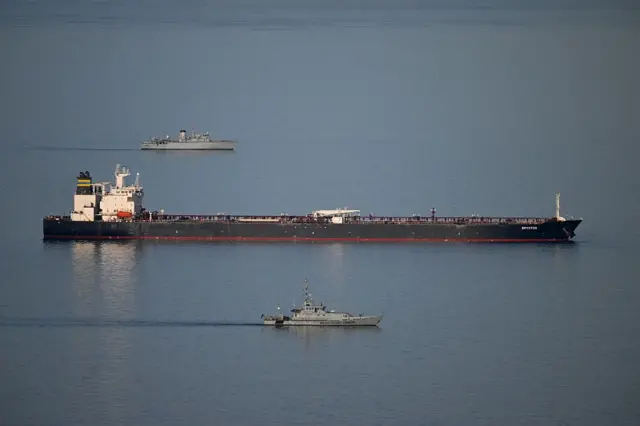Танкер у Азовському морі під супроводом військових кораблів