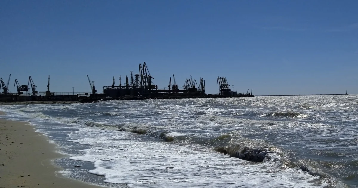 Порт з кранами на узбережжі Азовського моря для зернового експорту