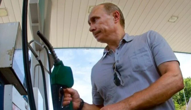 Владимир Путин с топливным пистолетом на заправке в России