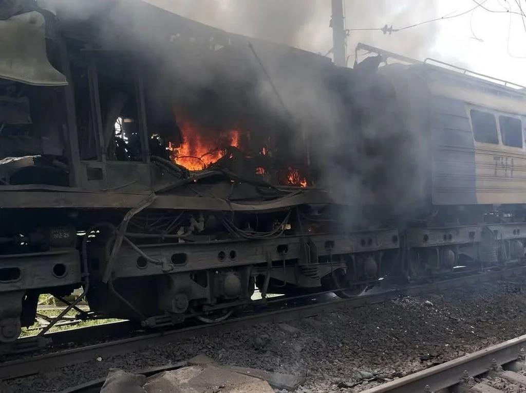Палаючий локомотив після удару російського дрона на Дніпропетровщині