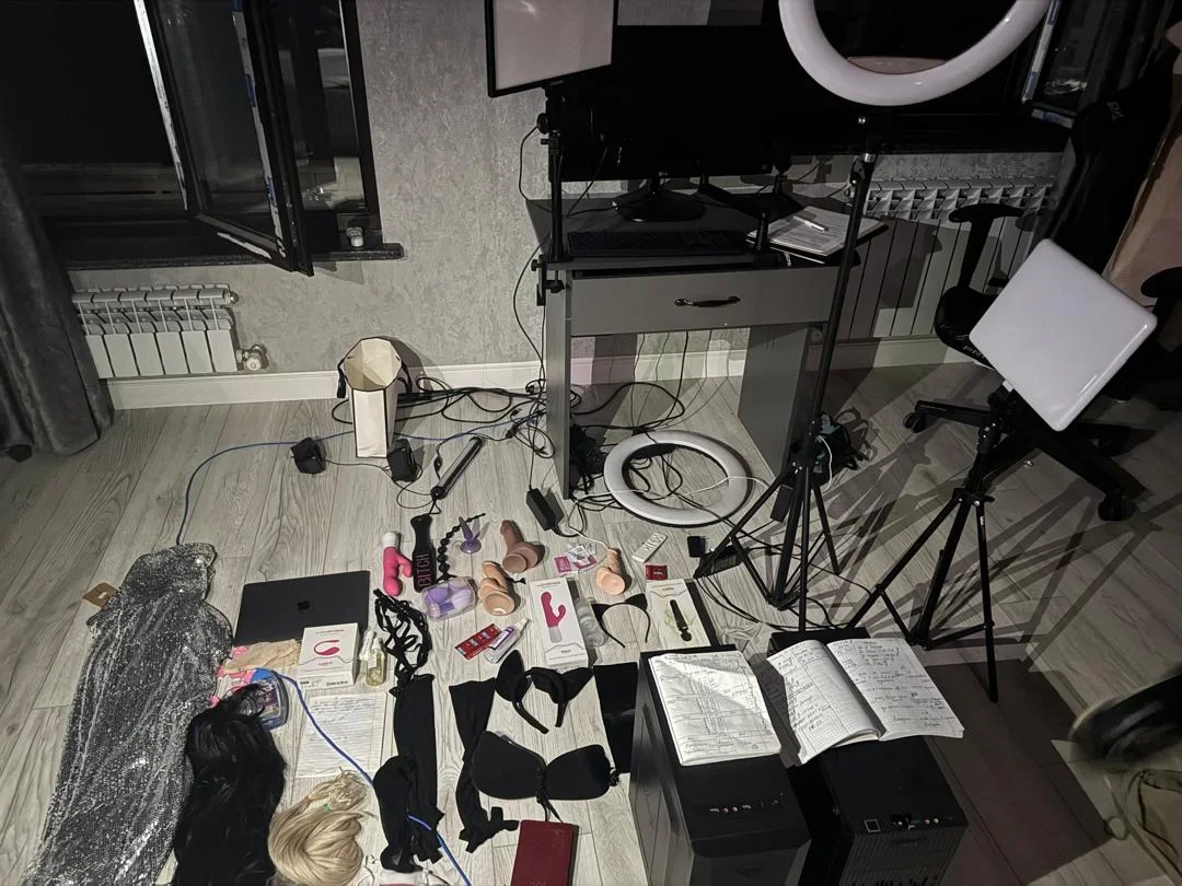 Обшуки СБУ у вебкам-студії: кільцеві лампи, секс-іграшки та записи на підлозі