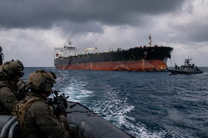 Танкер M/T Belma після удару ракет Hellfire США під час блокади
