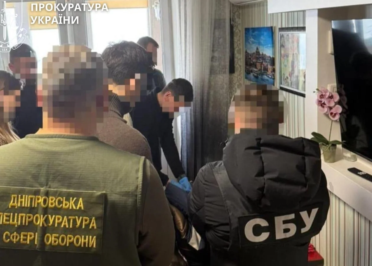 Співробітники прокуратури та СБУ під час обшуку в Дніпрі у справі про держнерухомість