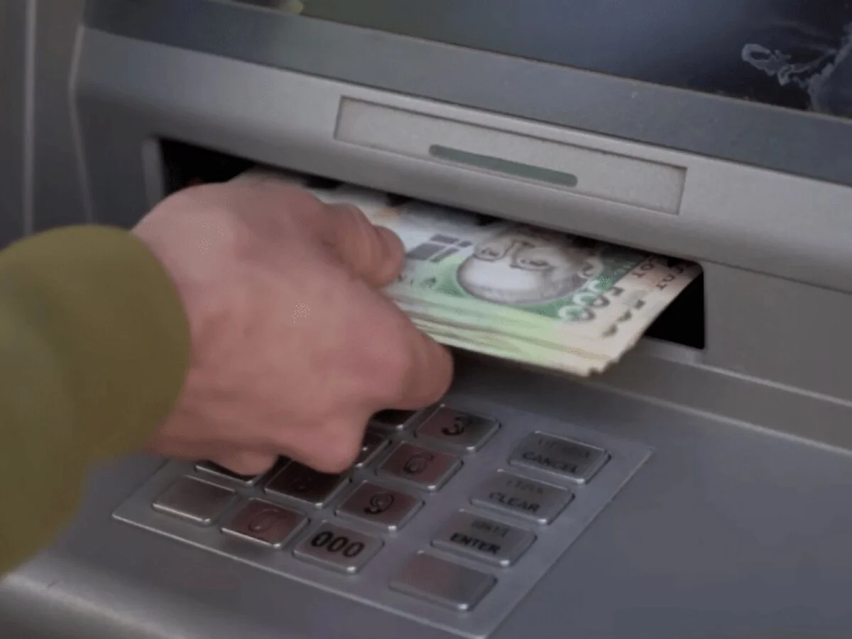 Зняття готівки в банкоматі ВТБ в окупованому Криму