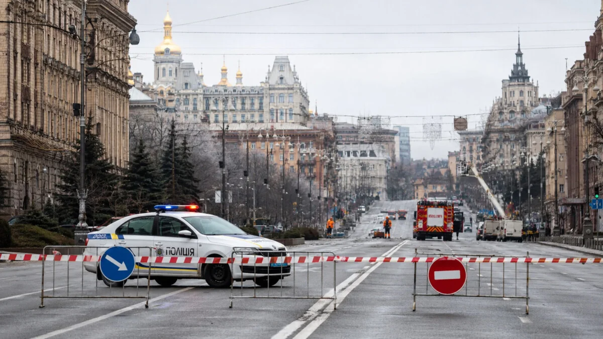 Полицейский автомобиль и барьеры на перекрытом проспекте Академика Королёва в Киеве
