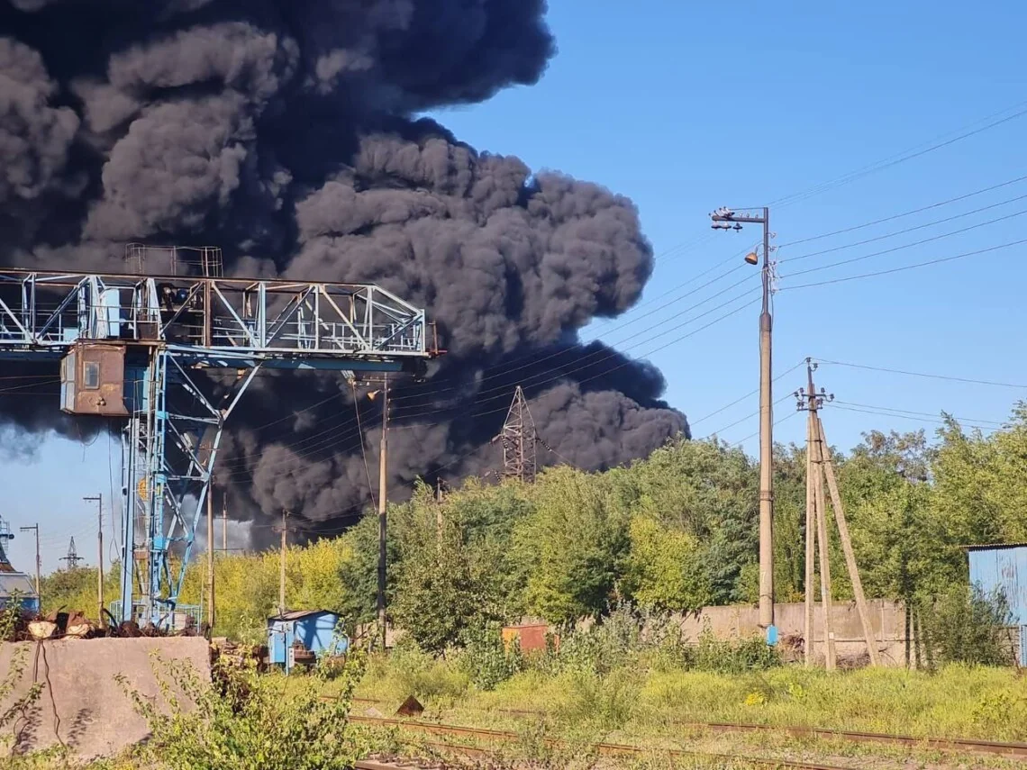 Пожежа на промисловому обєкті Кривого Рогу: клуби чорного диму після удару