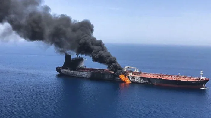 Палаючий танкер у Азовському морі після удару Сил оборони України