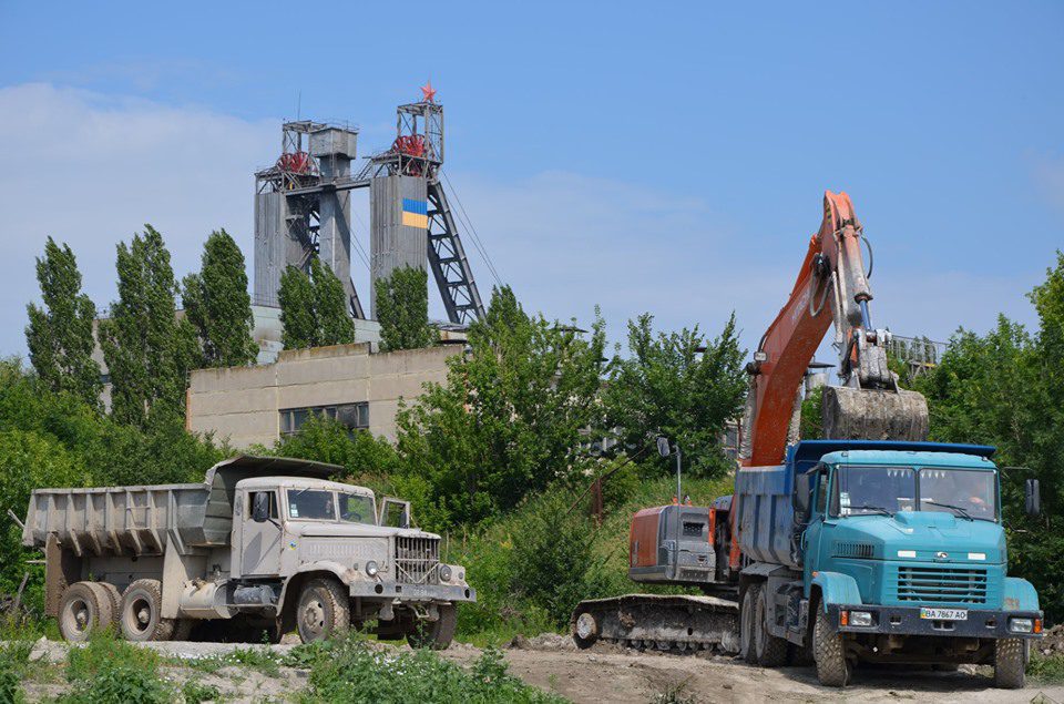 Гірничі самоскиди та екскаватор на шахті СхідГЗК