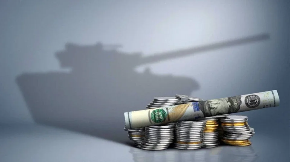 Кошти на оборону: пачки доларів і монети з тінню танка