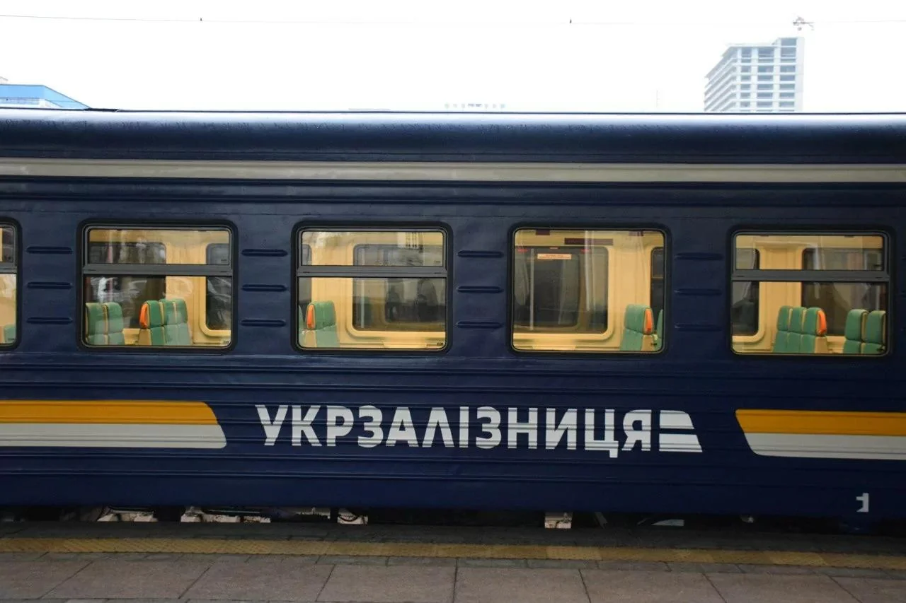 Вагон поїзда Укрзалізниці з написом на станції
