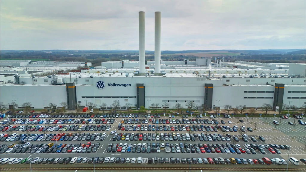 Завод Volkswagen у Вольфсбурзі з парковкою автомобілів під час реструктуризації