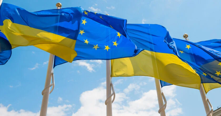 Прапори України та ЄС майорять під час переговорів про вступ
