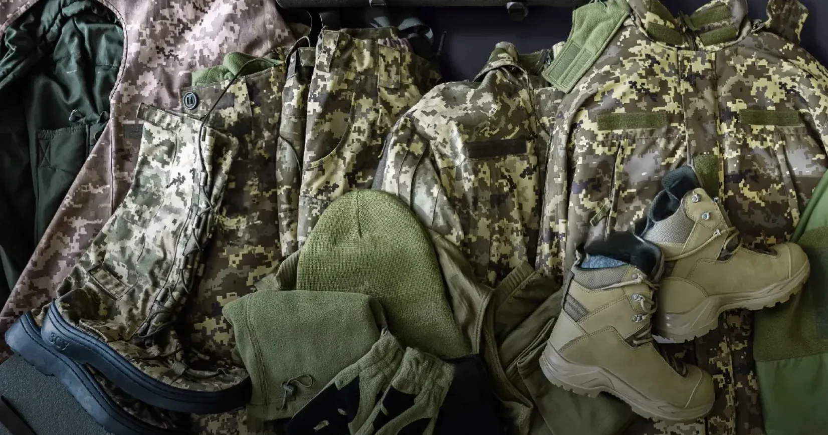 Зимові камуфляжні костюми та взуття для військових, постачання яких затримали