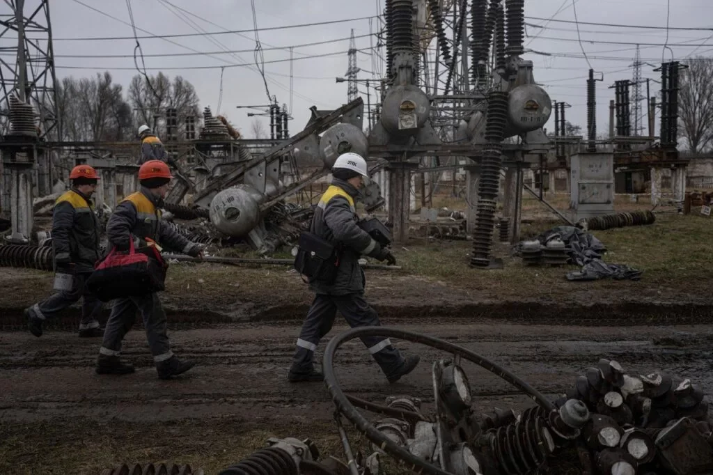 Робітники на пошкодженій електропідстанції Херсонщини після ударів по енергетиці