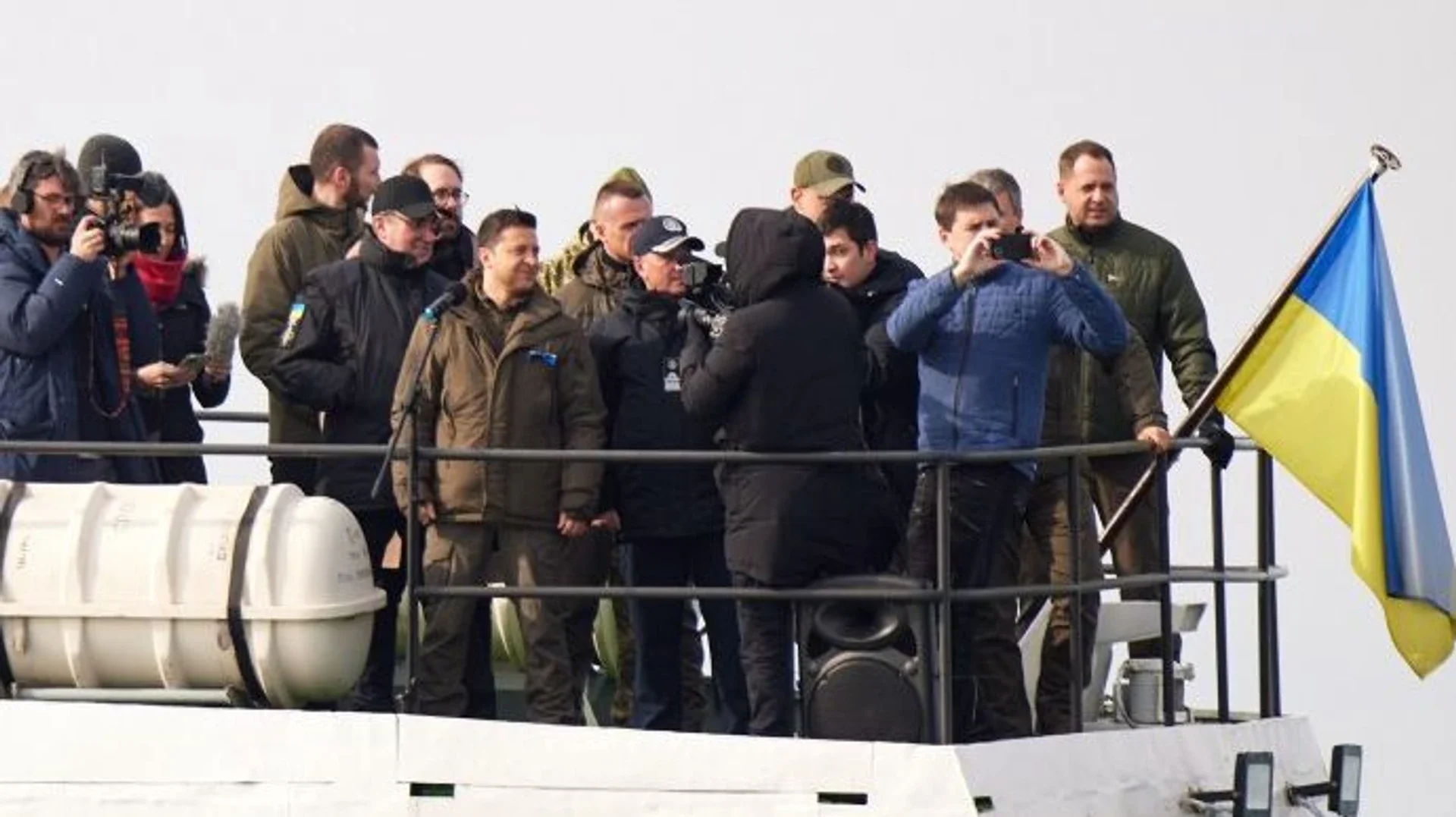 Президент Зеленський з журналістами на палубі корабля під українським прапором