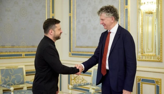 Зеленський тисне руку Корецькому під час зустрічі після відставки Свириденко