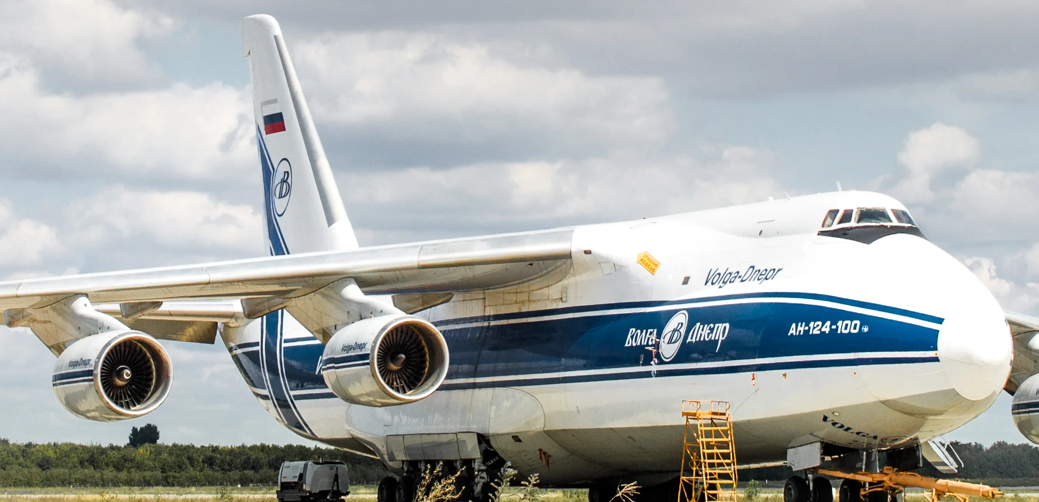 Білий вантажний Ан-124-100 Volga-Dnepr на стоянці під хмарним небом