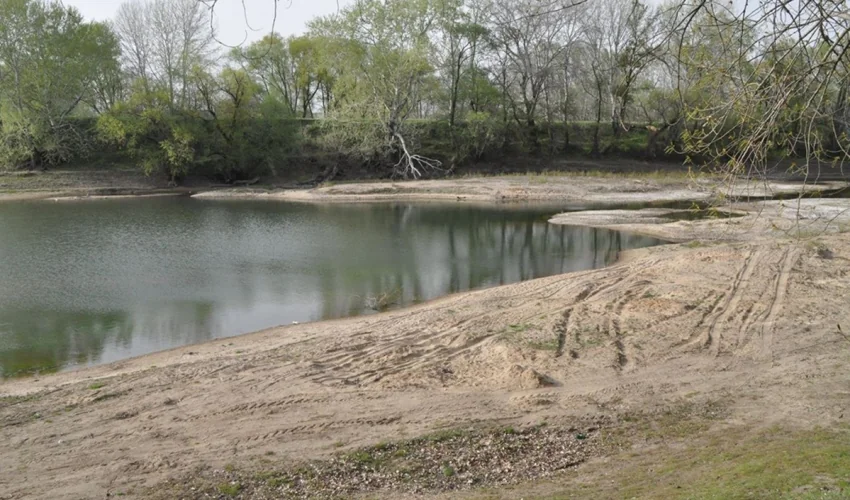 Оголені піщані береги Дністровського водосховища зі слідами шин при низькому рівні води