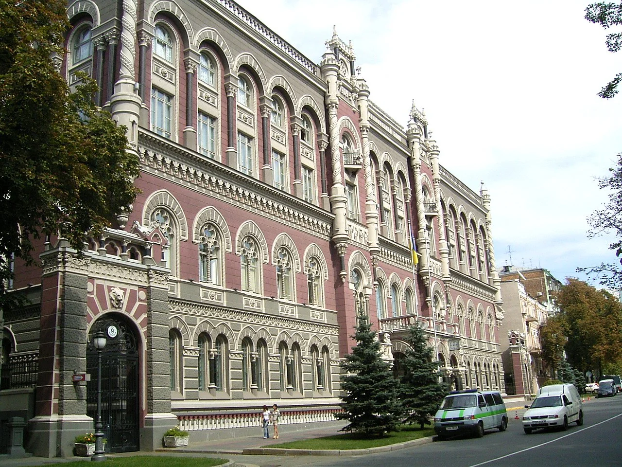 Орнаментований фасад будівлі Національного банку України з прапором