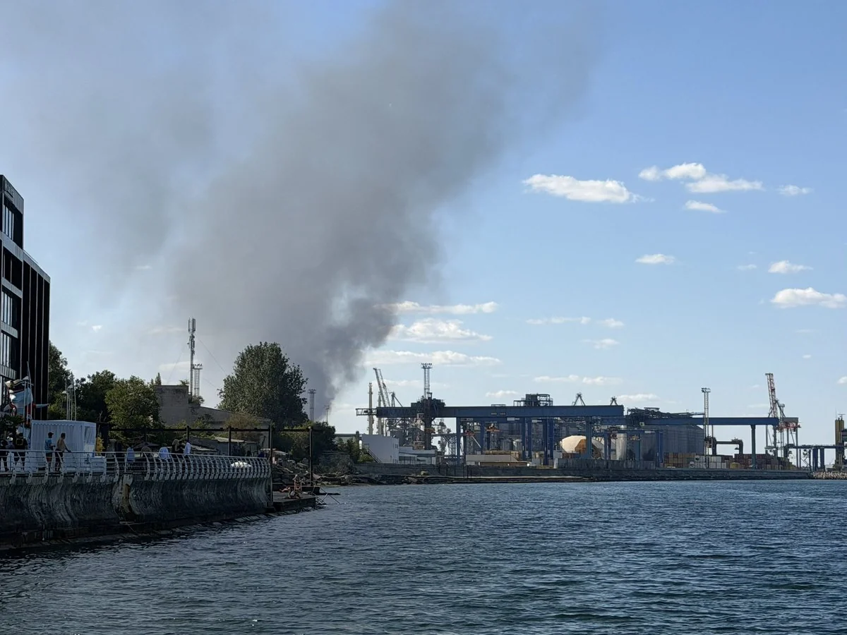 Дим над портом Одеси після російського удару