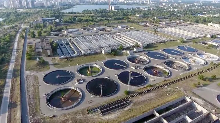 Аерофото Бортницької станції аерації з круглими відстійниками та очисними спорудами