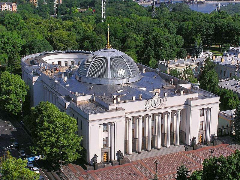 Здание Верховной Рады Украины с куполом среди парка