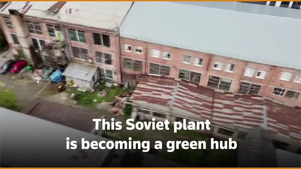 Вид зверху на занедбаний радянський завод з цегляними корпусами